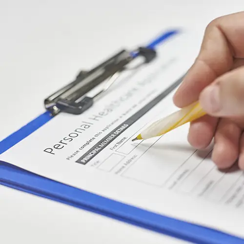 Mano che compila i documenti per la filiazione e registrazione del neonato con Gestlife.